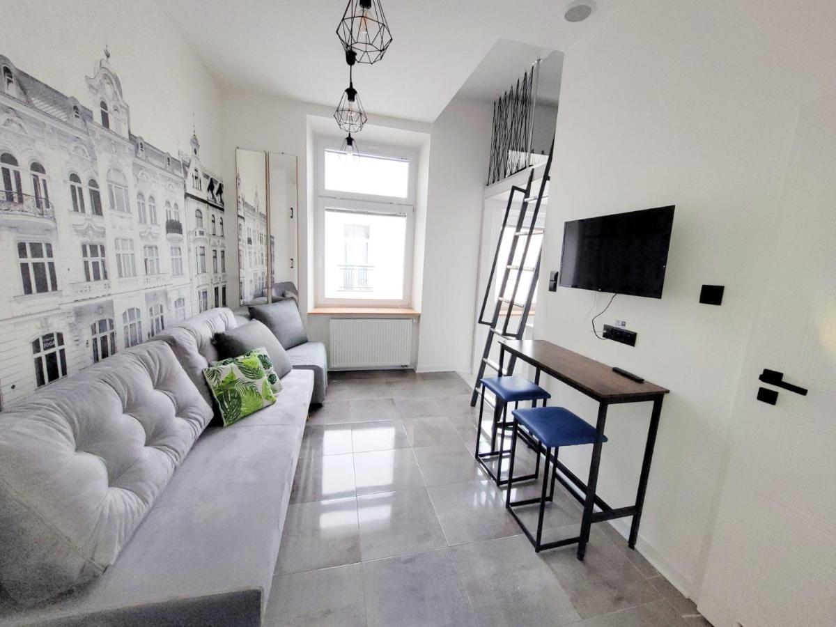 Grand Theater Apartments 우치 객실 사진